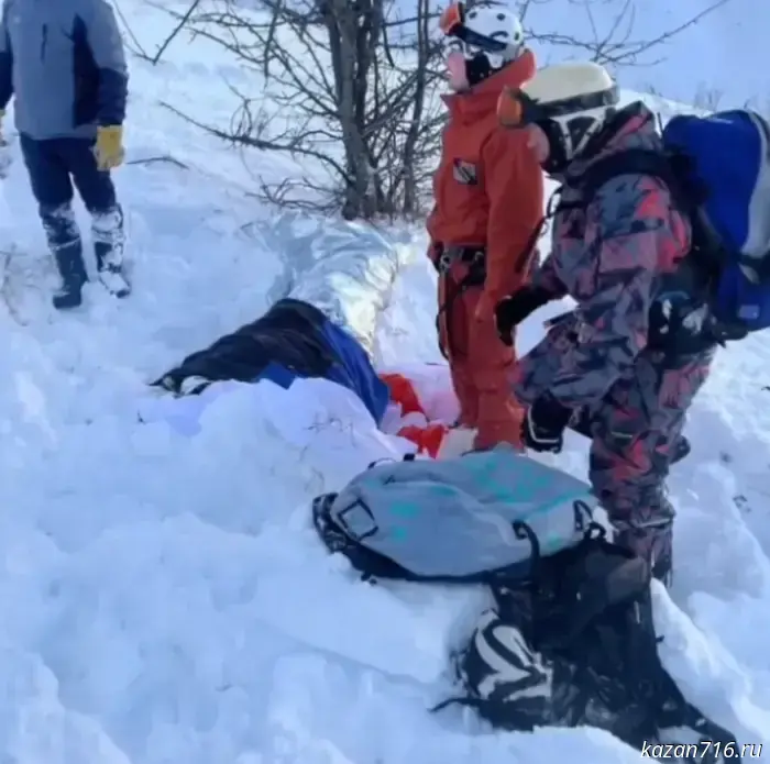 In Vysokogorsky District, rescuers evacuated a severely injured skier.