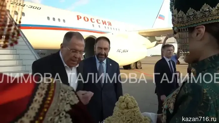 Министр иностранных дел России Сергей Лавров прибыл в Казань.