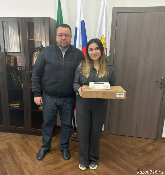 «Победа близка»: руководитель Алексеевского района передал оборудование для СВО супруге бойца.