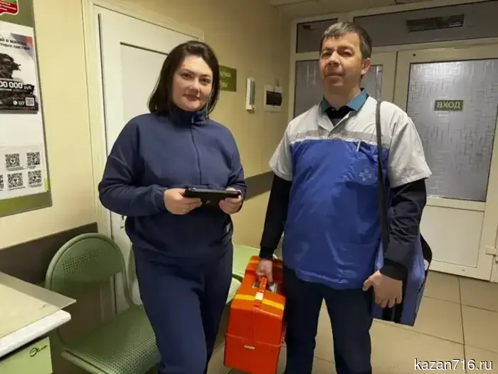 Сотрудники скорой помощи Менделеевска отмечают свой профессиональный праздник на рабочем месте.