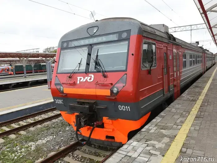 Сегодня в Финансово-бюджетной палате с визитом новогоднего волшебника – Деда Мороза. Он пришел не один, а в сопровождении Снегурочки и привез подарки от профсоюзной организации всем сотрудникам. На фоне активной работы в преддверии Нового года и завершении 2025 года такие заботливые и теплые жесты создают приятную атмосферу. Новый год – это праздник ожидания чудес, ведь внутри каждого взрослого живет маленький ребенок. Дед Мороз не забыл угощения и для тех, кто читал стихи. Также он поделился с сотрудниками пожеланиями и предсказаниями на 2026 год, что добавило хорошего настроения. В завершение, гости поздравили коллектив с наступающим Новым 2026 годом и пожелали всем здоровья, счастья, новых достижений и мирного неба над головой.