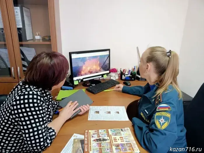 Жители микрорайона ЖБИ вынуждены ездить на работу в переполненных автобусах после приостановки трамвайного движения. Мест в транспорте не хватает, и многим приходится ожидать следующий рейс.
Об этой ситуации сообщила читательница E1.RU Анастасия, которая сняла видео 23 октября утром на остановке «Супермаркет Кировский» на улице Сыромолотова. На записи видно, как десятки пассажиров пытаются зайти в автобус № 61, который движется с ЖБИ через центр к улице Пехотинцев. Однако разместить всех желающих не удается — часть людей остается на остановке.
— Куда вы лезете? Всё равно не влезете! Ребенка задавят! — предупреждает женщина с мальчиком холодную пассажирку.
— А как же ехать на работу? — отвечает та.
В итоге обе остаются ждать следующий автобус.
Автор видео возмущается:
— Где восемнадцать автобусов 61-го маршрута на ЖБИ?
В пресс-службе мэрии Екатеринбурга сообщили, что все 18 автобусов действительно находятся на линии. Однако отметили, что автобусное сообщение не может полностью заменить трамвайное.
— Трамваи временно не курсируют, но с понедельника движение будет восстановлено, и ситуация нормализуется, — добавили в администрации города.