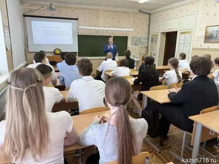 Школьникам Казани объяснили, как функционирует власть и обсудили вопросы безопасности.