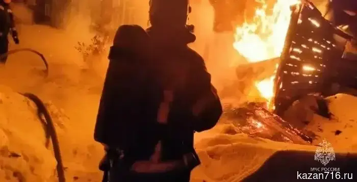 Eyewitnesses saved a man who was injured in a fire.