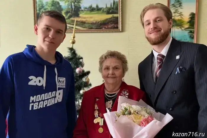 МГЕР и «Единая Россия» поздравили ветерана с приближающимся Новым годом.