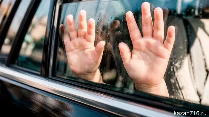 In Kazan, traffic inspectors rescued a one-year-old child locked in a car.