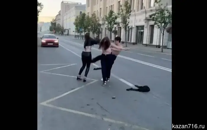 Драка молодого человека с двумя девушками в центре Казани была запечатлена на видео.
