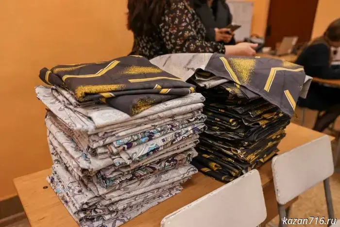 Итоги чемпионата мира по спортивной гимнастике 
Даниел Маринов с раисом Татарстана. Фото: Динар Фатыхов
В столице Индонезии, Джакарте, завершился чемпионат мира по спортивной гимнастике. Татарстанский гимнаст Даниел Маринов завоевал бронзовую медаль в упражнениях на параллельных брусьях — это первая медаль для мужской гимнастики Татарстана в истории. Подробности можно найти в статье «Реального времени».  
Праздник во время праздника
В казанском Центре гимнастики отметили двойной праздник — День гимнастики, который проводился в России с 1999 года по инициативе всероссийских федераций — спортивной и художественной, и одновременно следили за выступлениями татарстанских гимнастов на чемпионате мира в Индонезии. Часовые пояса позволяли наблюдать за соревнованиями на азиатском континенте в удобное время. Пока в Казани болельщики смотрели на почетных гостей Алексея Немова и Никиту Нагорного, татарстанский гимнаст Даниел Маринов выступал на опорном прыжке, завершив соревнования на седьмом месте сразу после своего товарища по команде Мухаммаджона Якубова. Присутствующие в Центре гимнастики радовались бронзовой медали Даниела, завоеванной на параллельных брусьях. Стоя в очереди на автограф-сессию, они наблюдали, как Маринов финиширует на восьмом месте в упражнениях на перекладине. Он завершил наименьшим из финалистов, но первым среди россиян, так как никто другой не смог пробиться в финал. В этом году российской гимнастике исполнилось 140 лет, и за весь этот период только девушки, Анастасия Колесникова и Лейсера Габдрахмонова, достигали финала на чемпионатах мира. 
Наиболее успешным международным соревнованием в мужской гимнастике до сих пор остается первенство Европы 2016 года в швейцарском Берне. Этот старт, состоявшийся девять лет назад, стал знаковым: Кристиан Бауманн и Пабло Бреггер вывели сборную на бронзовую ступень пьедестала, уступив только сборным Великобритании и России, победившей на том чемпионате. В нашей команде были Никита Нагорный, инициатор создания гимнастической Премьер-лиги, и Никита Игнатьев, который в 33 года подписал контракт с московским «Динамо», став дебютантом этого сезона «премьерки». 
Однако для татарстанцев это первенство запомнилось тем, что серебро в составе сборной России завоевали Максим Синичкин и Александр Чичеров. 26-летний Чичеров по-прежнему продолжает выступать, как и еще один призер тех стартов — Сергей Найдин, представляющий команду из Питера. 
Маринов во время стартов гимнастической Премьер-лиги.  Агата Чир 
Плюс Маринова — в многоборье
Можно предположить, что 11-летний Даниел Маринов следил за тем первенством Европы, представляя его результаты. Этот период стал прорывным для татарстанского спорта: пловец Александр Красных завоевал первые медали для себя и мужского плавания республики, прыгун в воду Никита Шлейхер выиграл золото, первое для татарстанских прыжков в воду. Так же Чичеров с Синичкиным творили историю, за которой наблюдали их более молодые товарищи, пока, наконец, Маринов не дебютировал на взрослом чемпионате мира. Он сразу завоевал медаль, а до этого попал в финал многоборья, перед началом которого президент республиканской федерации Марат Бариев сообщил журналистам: «Думаю, у него есть хорошие шансы. Будем ждать первого дня финала в многоборье, который пройдет в Джакарте. Также он будет участвовать в трех финалах и, соответственно, в трех отдельных видах — в опорном прыжке, на параллельных брусьях и на перекладине». 
При этом известно, что сильная сторона Маринова — это многоборье, так как он уверенно и стабильно выполняет практически все упражнения, не обладая яр