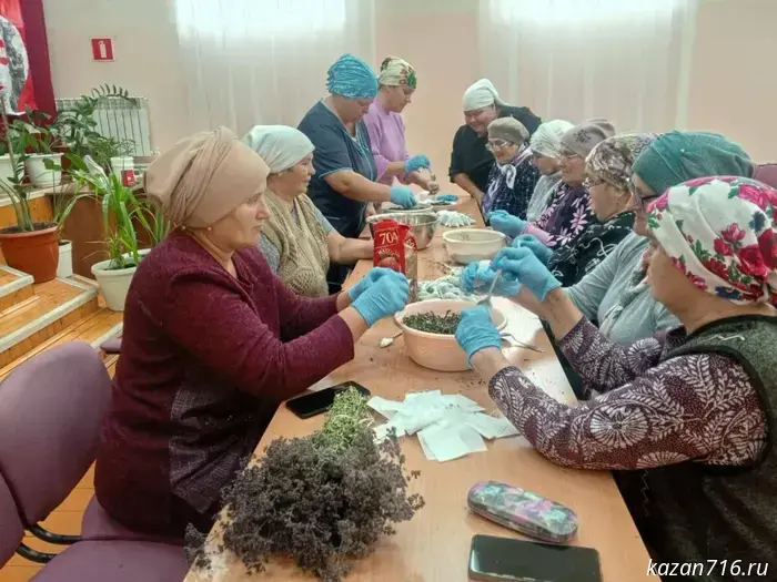 «Мы вместе – наша сила»: жители Новошешминского района шьют и готовят подарки для военных.