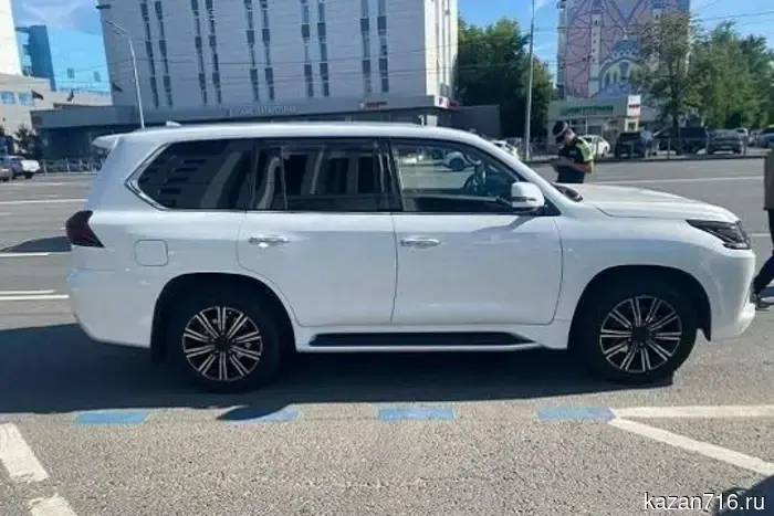 В Казани был задержан водитель Lexus, который угрожал пистолетом на дороге.