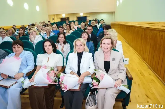 The Deputy Minister of Digital Development of Tatarstan awarded prizes to the employees of the MFC.