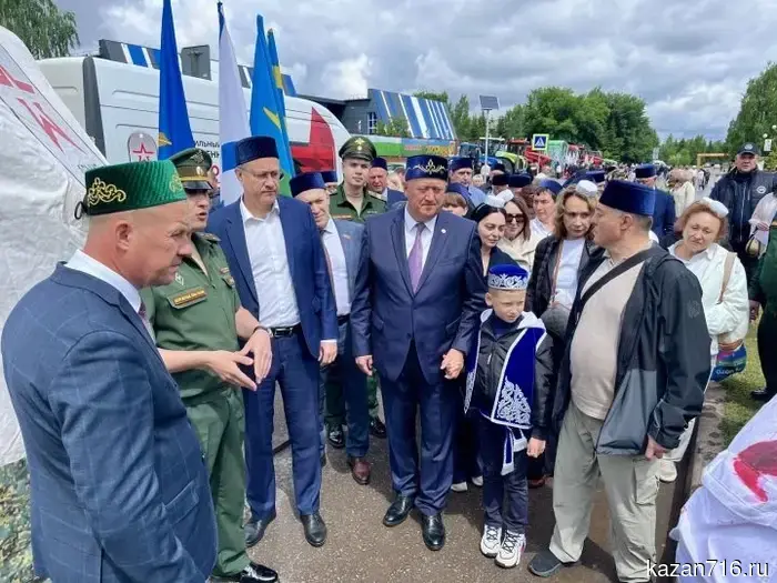 At the Sabantuy, the Tatar youth were trained in assembling automatic rifles and operating UAVs.