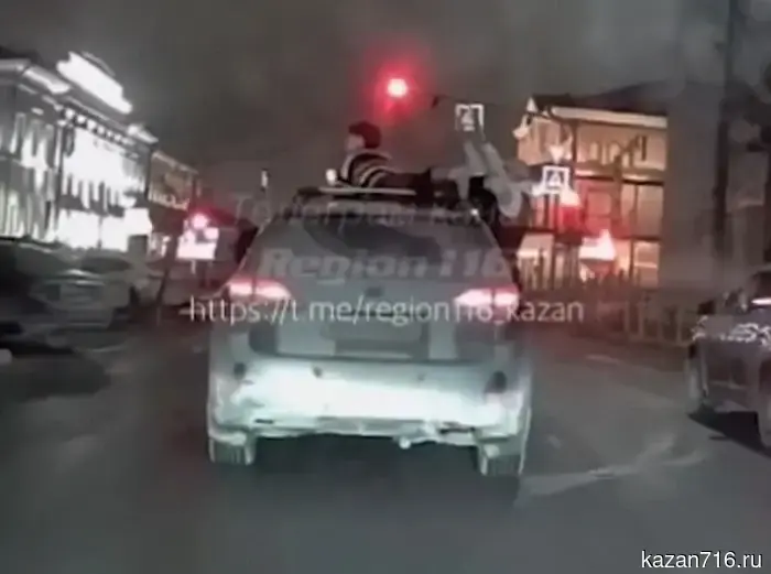 Two laps on Profsoyuznaya with passengers outside the cabin: a reckless driver in a "Lexus" was punished in Kazan.