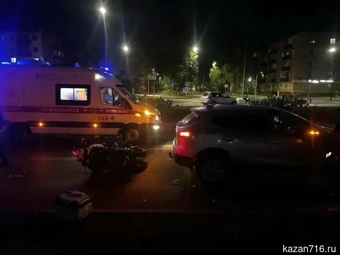 В Нижнекамске в результате ДТП с легковым автомобилем мотоциклист получил перелом плеча.