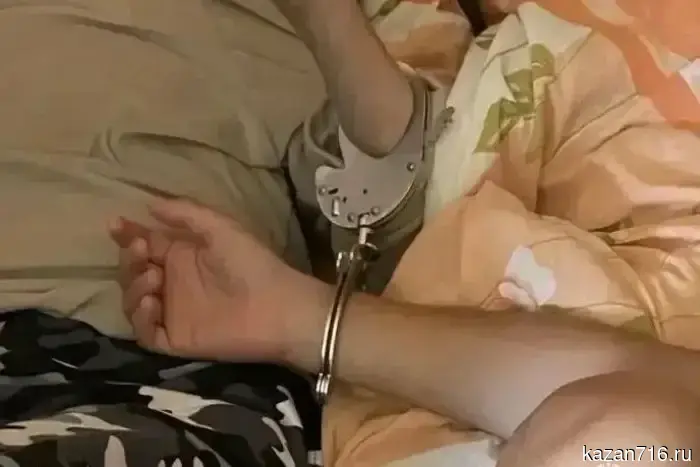 Ребёнок надел наручники на себя и на бабушку-инвалида в РТ, пришлось вызывать МЧС.