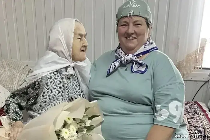 The highland United Russia members congratulated a resident of Alderimyshe on her birthday.