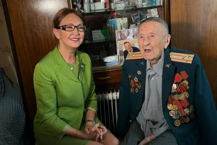 Депутат КазгорДумы Ляйля Гарифуллина посетила 101-летнего ветерана Юрия Шастина.