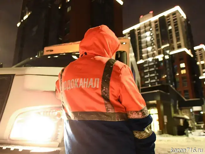 In Kazan, traffic on Chetaeva Street is disrupted due to water overflow.