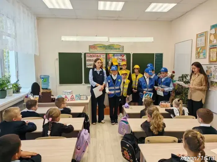 Oryol schoolchildren march into the future with traffic rules