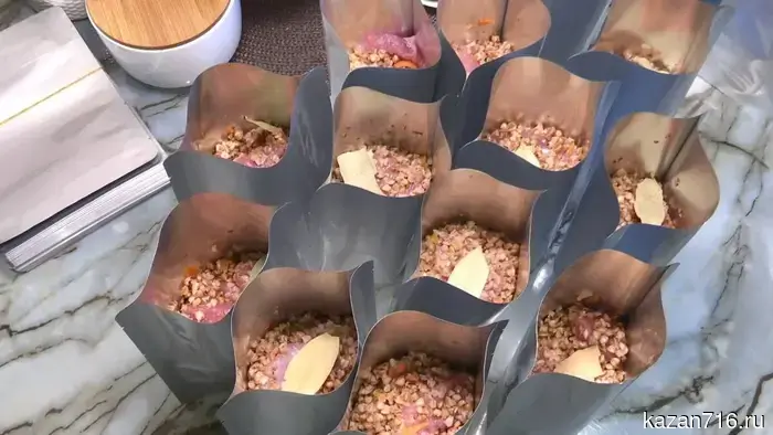 «Домашняя пища для фронта»: семья из Татарстана готовит каши и тушенку для солдат.