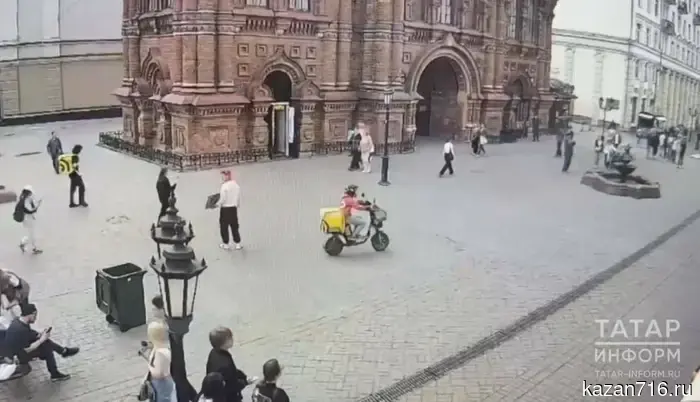 В Казани на улице Баумана полиция провела рейд против курьеров на электровелосипедах.