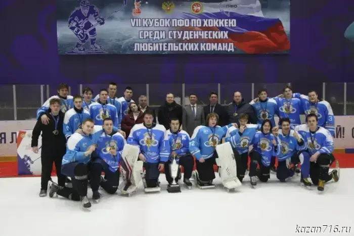 Специалисты Управления Роспотребнадзора по Татарстану поделились рекомендациями о том, как предотвратить инфекции при посещении бань и саун. В ведомстве подчеркнули, что перед входом в парную следует обязательно принять душ с мылом. Использование кремов и масел перед посещением сауны не рекомендуется, так как они могут забить поры. Рекомендуется взять с собой два полотенца — одно для парной и другое для душа, а также простыню, мочалку и резиновые тапочки. Также нужно надеть шапку из войлока или хлопка, чтобы избежать перегрева. 

Важно избегать прямого контакта кожи с полками в парной — всегда следует застилать их собственной простыней или полотенцем. Сразу после посещения парной необходимо переодеться в сухую одежду, чтобы не допустить переохлаждения. Не рекомендуется ходить босиком ни в душе, ни в раздевалке. После бани важно тщательно мыть и вытирать ноги, особенно между пальцами.

Кроме того, Роспотребнадзор обратил внимание, что вода в бассейне или купели должна быть прозрачной, без пленки и неприятного запаха. Полки, полы и стены должны быть чистыми, без плесени и слизи. Необходимо наличие мыла и антисептика для рук. После процедуры рекомендуется снова принять душ с мылом, чтобы смыть пот и токсины, а затем тщательным образом высушить кожу и осмотреть тело. При появлении первых признаков зуда, покраснения или шелушения следует обратиться к врачу.

Напоминаем, что информирование населения о профилактике различных заболеваний осуществляется в рамках национального проекта «Продолжительная и активная жизнь», направленного на увеличение продолжительности здоровой жизни населения. 