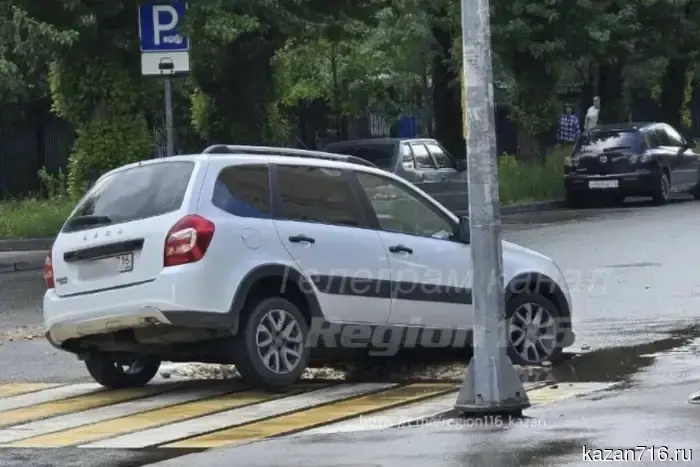 In the center of Kazan, a car fell into a hole in the asphalt.