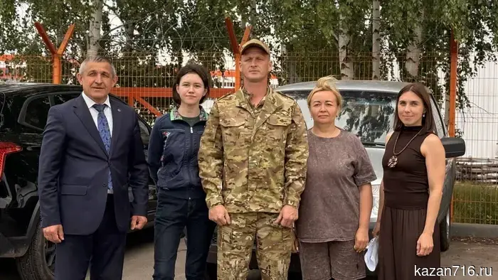 The head of the Laishevsky district of Tatarstan handed the keys to a "Niva" to a soldier of the special military operation.