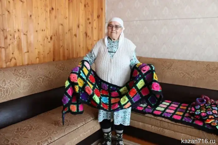 В селе Бура-Кирта 79-летняя рукодельница Рафига Садыкова создает прекрасные вещи для своей семьи и друзей.