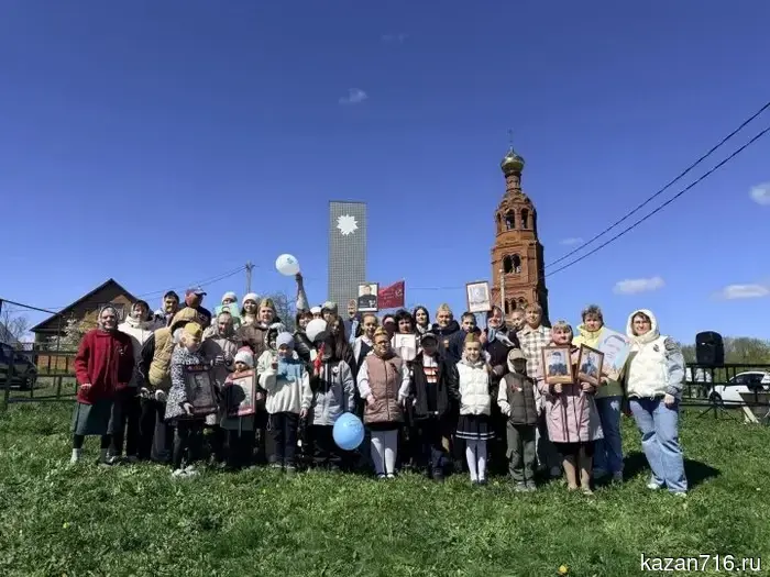 На Майдане увековечили память героев под песни времен войны.