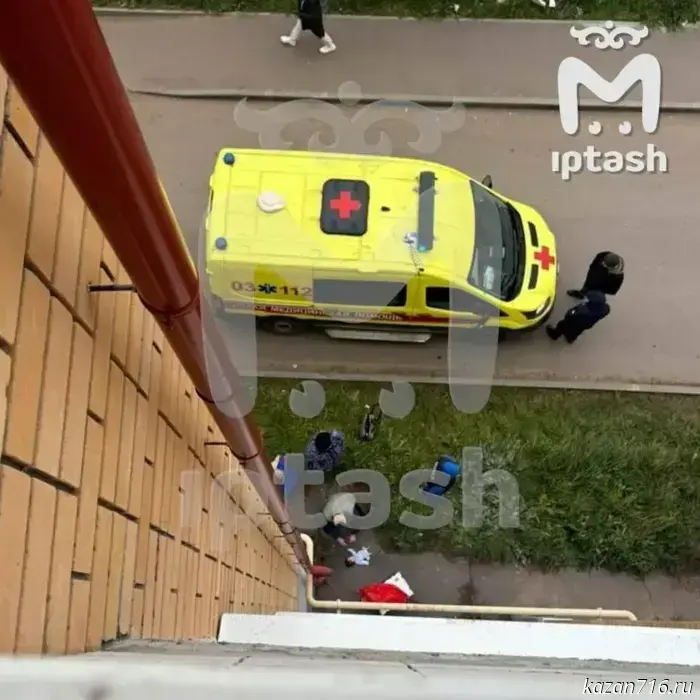 В поселке Васильево пятилетняя девочка уронила младенца из окна на четвертом этаже.