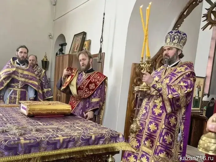 Епископ Мефодий провел литургию в Свято-Троицком храме города Заинск.