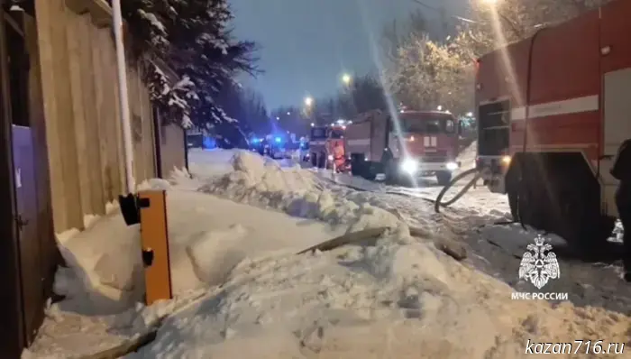 In Kazan, a warehouse on Tetsevskaya Street caught fire at night.