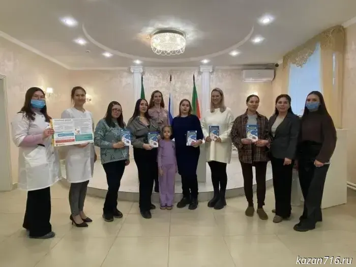 В Всемирный день борьбы с диабетом мы расскажем о последствиях этого заболевания.  
Сахарный диабет – это хроническое эндокринное заболевание, которое проявляется повышенным уровнем сахара (глюкозы) в крови. Глюкоза является основным источником энергии для организма, поэтому углеводы должны обязательно присутствовать в рационе. В пищеварительной системе сложные углеводы расщепляются до глюкозы, которая затем распределяется по всему организму с помощью крови. Гормон инсулин отвечает за выведение глюкозы из крови и её усвоение мышечной тканью или её откладку в жировой ткани в виде гликогена. Если происходит сбой этих обменных процессов, глюкоза накапливается в крови, что и вызывает сахарный диабет.  
Сахарный диабет бывает двух типов: 1-го типа (при недостаточной выработке инсулина в организме) и 2-го типа (когда инсулина достаточно, но клетки и ткани организма становятся нечувствительными к нему). Существуют промежуточные формы диабета, а также гестационный диабет, возникающий у беременных. Однако любой из этих видов диабета приводит к снижению иммунитета. Поэтому люди с диабетом чаще страдают от различных заболеваний, процессы восстановления затягиваются, болезни могут становиться хроническими, а заживление различных ран и повреждений происходит медленнее.  
Сахарный диабет влияет на все уровни иммунного ответа. Прежде всего страдает гуморальный иммунитет, то есть иммуноглобулины, которые являются белками плазмы крови и принимают участие в иммунном ответе. При диабете клетки не усваивают глюкозу, и её уровень в крови значительно повышается. Глюкоза связывается с белками крови, что приводит к гликозилированию иммуноглобулинов, и они теряют способность выполнять свою функцию.  
Кроме того, при сахарном диабете также повреждаются сосуды микроциркуляторного русла, которые обеспечивают питание всех органов и тканей. Это нарушает кровоснабжение красного костного мозга, где возникают и созревают клетки неспецифического иммунитета, что в свою очередь ослабляет иммунный ответ организма.  
Недавние исследования показали, что инсулин, недостаток которого наблюдается при диабете 1-го типа, необходим для правильного функционирования Т-клеток, которые отвечают за распознавание и уничтожение вирусов. Инсулин связывается с рецепторами на поверхности этих клеток, ускоряя иммунный ответ. При недостатке инсулина Т-клетки значительно медленнее реагируют на внешние агрессоры.  
Также ослабление местного иммунитета и постоянное повышение или колебание уровня глюкозы в крови увеличивают риск развития грибковых инфекций. Микоз стоп, один из симптомов диабета, может проявляться начальным зудом или раздражением кожи на ступнях, однако в дальнейшем может вызвать трещины между пальцами, постоянное покраснение, морщинистость кожи или чрезмерную ломкость ногтей, которые могут менять цвет на желто-серый. Кандидоз является особым типом микоза, чаще всего поражающим слизистые оболочки.  
Чтобы предотвратить развитие диабета 2-го типа и его осложнений, следует:  
- поддерживать оптимальный вес;  
- быть физически активным (ежедневные упражнения уменьшают риск заболевания диабетом);  
- придерживаться здорового питания, снижая потребление углеводов (включая сахара) и насыщенных жиров;  
- избегать курения;  
- ежемесячно контролировать уровень глюкозы в крови (если уровень превышает 6,1 ммоль/л натощак, следует обратиться к врачу).  
Всего 30 минут физических упражнений пять раз в неделю с правильным питанием могут снизить риск заболевания диабетом на 58%. При первых симптомах болезни важно немедленно обратиться к специалисту.  
Дополнительную информацию о санитарной безопасности и профилактике опасных заболеваний можно найти на сайте санщит.рус.