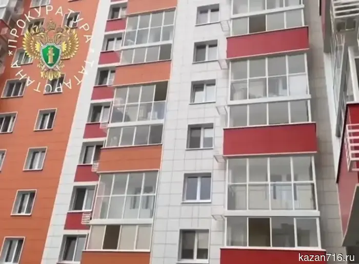 В Казани пятилетний мальчик выпал из окна на 10-м этаже, облокотившись на москитную сетку.