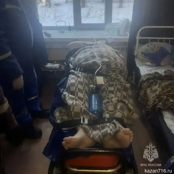 In Kazan, rescuers helped medics carry a patient weighing over 250 kg to the ambulance.