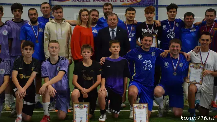 Damir Ishkineev awarded Nurlat athletes following the 2025 football season.