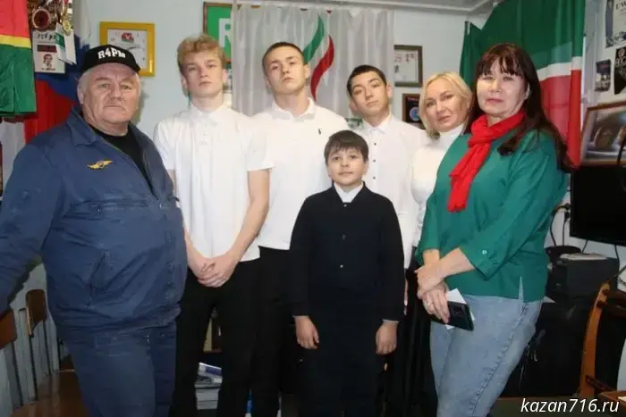 Cosmonaut Oleg Platonov spoke with schoolchildren from the towns of Aznakaevo and Zainsk.