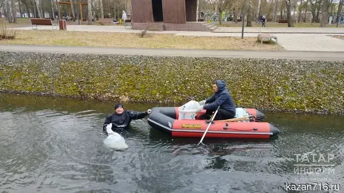 Саженцы кедров, очистка дна озера и энергичная разминка: как прошёл центральный субботник в Казани.