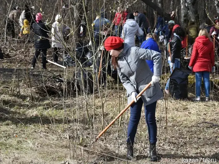 В Казани подведены итоги общегородского субботника: собрано 9 тысяч кубометров мусора, приведено в порядок 1,4 миллиона квадратных метров дорог и обновлено 1,5 миллиона квадратных метров зеленых площадей.