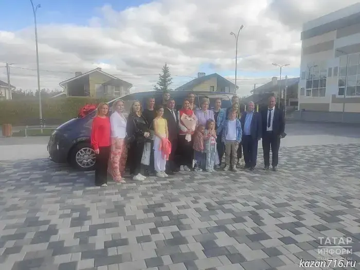 The Gubaydulin family from Laishevsky District, who are raising ten children, were given a car.