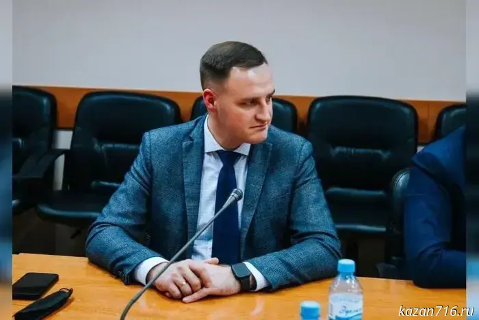 Подозреваемыми в этом деле являются муж и свекр, владельцы крупной дорожной компании. Их опросили на полиграфе, а киллера доставили из Таджикистана.
Пять дней полиция и СКР расследуют одно из самых резонансных преступлений года — нападение на Ирину Шевыреву, супругу и сноху известных автодорожников Татарстана Ивана и Станислава Шевыревых. Согласно источникам «БИЗНЕС Online», основная версия заключается в том, что заказчиками нападения могли быть ее муж и свекр. Однако доказательства пока не очень убедительные: версия основана на показаниях человека, к которому якобы обратился «безопасник» Шевыревых. СКР также рассматривает возможность «подставы» со стороны конкурентов, но считает её маловероятной. Кроме того, знакомые Ирины сообщают, что с прошлого года она сталкивалась с множеством странных инцидентов — её сбивали на самокате, она едва не попадала под колёса автомобиля...
Слежка за 34-летней Ирины Шевыревой началась ещё в июле. По версии СКР, соответствующее поручение дал Андрей Черкасин, замдиректора службы безопасности «ВолгаАвтодор», семейного бизнеса Шевыревых, который ранее работал в управлении уголовного розыска МВД. Куратором "оперативных действий" стал 29-летний Булат Галлямов, который нанял своего сотрудника Бурихона Хамидова для слежки. Хамидов известен как участник популярного мотосообщества. Следователи считают, что идея слежки за Ириной пришла именно от него. Исполнитель может быть и сам Хамидов, однако 27 сентября он попал в ДТП, сломав ключицу и несколько рёбер. Некоторые источники указывают, что, возможно, изначальная цель не была убить Ирину, а скорее собрать компромат на неё. «Смертный приговор» же был вынесен заказчиком в октябре.
Следствием был выбран киллер — казнец Рифат Султанов. Ему была поставлена задача убить Ирину 13 октября, однако он опоздал. Нападение произошло спустя сутки, когда Ирина отвозила дочь в гимназию № 94. Нападавший, сбив женщину, нанёс ей множество ударов в шею и грудь, а затем скрылся на электровелосипеде. В это время Ирине удалось подняться, схватить телефон и позвонить свекрови. Вскоре на место прибыл её муж Иван Шевырев, который позже станет одним из подозреваемых. Все действия попали на видеонаблюдение. Снятые кадры показывают, как Иван пытался припарковаться и стремительно бежит к супруге. Вскоре, истекая кровью, Ирина была доставлена в больницу с тяжелыми травмами.
После оказания первой помощи, Иру перевели в главную республиканскую больницу. В какой-то момент она могла говорить, но не могла ничего сказать из-за ранений. С больничного койки ей удалось написать записку мужу, содержание которой не раскрывается. Врачи ввели Иру в искусственную кому, из которой она вышла спустя несколько дней.
Полиция смогла отследить путь киллера благодаря записям с видеокамер. После этого он был задержан в Таджикистане, его доставили в Казань, где он признался в преступлении. За убийство ему обещали 50 миллионов рублей, из которых была выплачена небольшая часть.
Пока так и не удалось установить заказчика. Оказавшиеся под подозрением Иван и Станислав Шевыревы категорически отрицают свою причастность к преступлению. Оба прошли проверку на полиграфе, показав, что были в курсе слежки. Однако сам полиграф не может быть использован как доказательство в суде.
Среди возможных мотивов упоминается, что Ирина могла планировать развод, что могло привести к финансовым потерям для семьи. В свою очередь, Иван Шевырев, находясь под арестом, заявил, что он полностью уверен в своей невиновности и готов сотрудничать со следствием. Станислав Шевырев также отрицает свои вовлеченность и