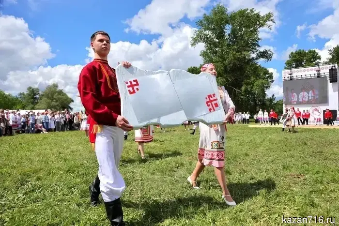 Traditional porridge, kilometer-long dance, and hundreds of lights: how Semyk was celebrated in Tatarstan