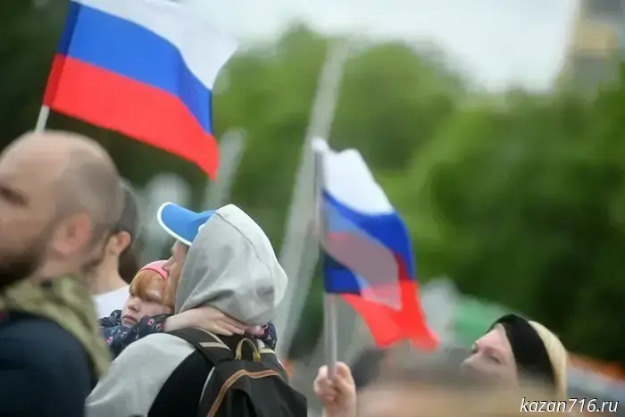 Руководитель трассы в Остине Бобби Эпстайн в прошлогоднем интервью отметил, что уик-энд с субботним спринтом не способствует росту продаж билетов, но сейчас полагает, что этот формат позволяет фанатам наблюдать больше борьбы.
Бобби Эпстайн: «Уик-энд с субботним спринтом предлагает болельщикам больше интересных моментов, чем обычный формат. Хотя это не отражается непосредственно на продаже билетов, мы ценим все, что улучшает впечатление зрителей. Покупая билет, они получают больше за те же деньги. По этой причине мы стремимся предложить максимальное количество развлечений в течение уик-энда. Мы делаем много вещей, которые не обязательно увеличивают продажи, но делают опыт посещения более запоминающимся.
Не могу сказать, что мы конкурируем с другими американскими этапами – мы скорее дружим, чем соперничаем, у каждого из нас свой характер. Намного большее влияние на наши продажи оказывает этап в Мексике. Хорошо, что гонка в Майами проходит весной и открывает сезон Формулы 1 в США. Наш этап проходит осенью, поэтому мы, по сути, поддерживаем друг друга, несмотря на расстояние. Что касается гонки в Вегасе – у нас разные аудитории. Каждый из трех американских этапов приобрел свою уникальность.
Наш контракт истекает в 2026 году. Мы ведем переговоры с Формулой 1 о продлении и смотрим в будущее с оптимизмом. Я уверен, что Формула 1 также заинтересована в продлении контракта с нами, и мы этим заинтересованы. У нас есть хорошая исходная точка, и нет причин спешить. Когда придет время, мы все подпишем».