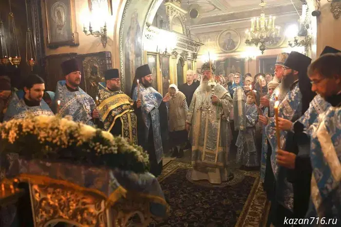 On the eve of the Feast of the Intercession of the Most Holy Theotokos, Metropolitan Kirill served an all-night vigil at the Church of the Yaroslav Miracle-Workers in Kazan.