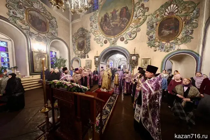 Накануне 5-й Недели Великого поста митрополит Кирилл провел всенощное бдение в Петропавловском соборе Казани.