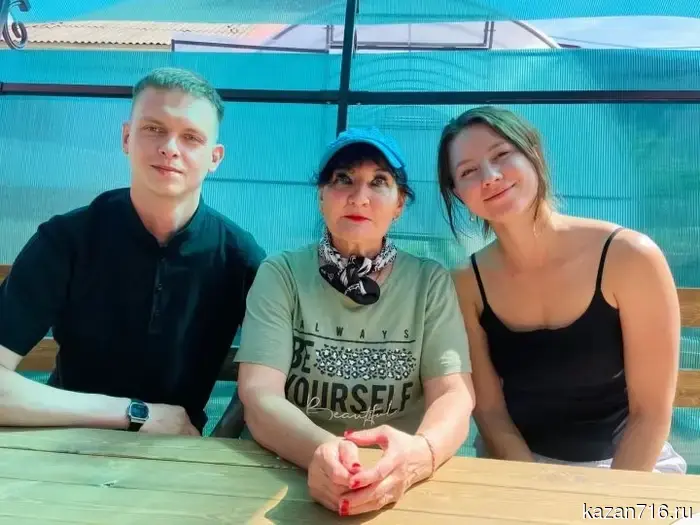 In Zainsk, specialists from the Youth Affairs Department met with the mother of a participant in the Special Military Operation.