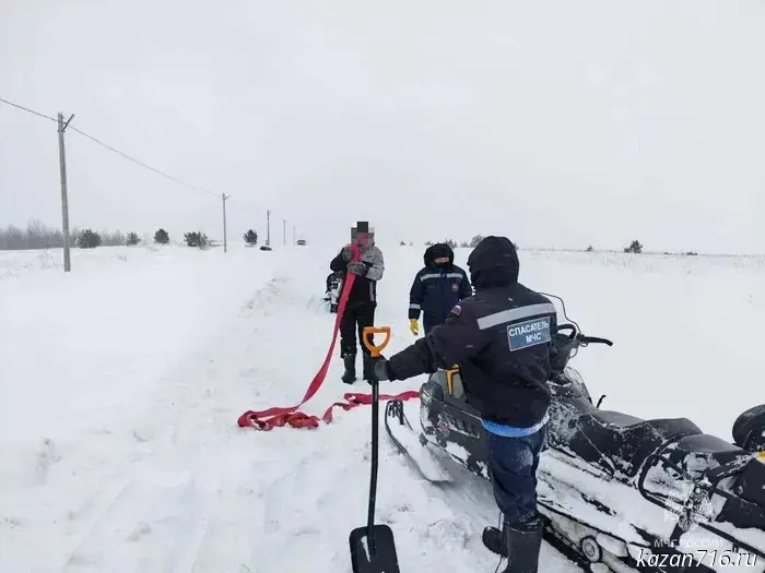 Под Казанью удалось спасти мужчин, застрявших на снегоходе.