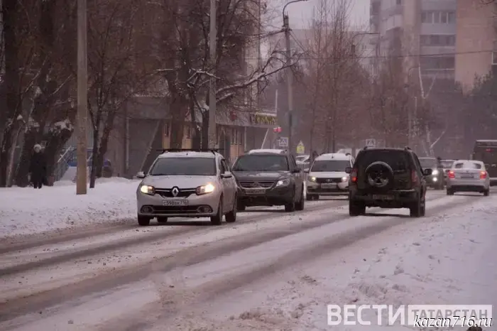 В Верхнем Услоне завершился важный этап реализации национального проекта «Инфраструктура для жизни». В его рамках был введен в эксплуатацию новый четырехэтажный жилой дом на 24 квартиры по адресу улица Каштановая, 2. Новоселами стали работники бюджетной сферы, участники программ «Социальная ипотека» и «Социальная ипотека – молодая семья», а также дети-сироты. На торжественной церемонии вручения ключей присутствовал глава Верхнеуслонского района. «Сегодня важное событие для десятка верхнеуслонских семей. Это, возможно, самый запоминающийся подарок на Новый год. Желаю всем новоселам счастья и уюта в новых квартирах», – отметил Евгений Варакин. Дом был построен при поддержке Государственного жилищного фонда при Раисе Республики Татарстан. В нем расположены 12 однокомнатных и 12 двухкомнатных квартир, все сданы в чистовой отделке и оснащены сантехникой, электроплитами, датчиками задымления, счетчиками воды и электроэнергии.

Как отметил в своем приветственном слове Евгений Варакин, это первое соципотечное новоселье в Верхнем Услоне за последние пять лет.

Дополнительные новости по событию:

В Верхнем Услоне сдали новый дом для участников социальной ипотеки. Здесь состоялось торжественное заселение нового жилого дома, построенного в рамках национального проекта. 

В Верхнем Услоне на улице Каштановой, 2 введен в эксплуатацию новый четырехэтажный жилой дом на 24 квартиры. 

В преддверии новогодних праздников в больнице Кукмора прошла особая теплая встреча.

Уважаемые граждане! От ФГБУ «Управление по гидрометеорологии и мониторингу окружающей среды Республики Татарстан» поступила консультация – предупреждение об интенсивности метеорологических явлений с 18 часов.

Правоохранительные органы предупреждают об усилении активности злоумышленников, которые через интернет склоняют жителей республики к тяжким преступлениям.

С начала года жители Альметьевска стали жертвами телефонных и онлайн-мошенников на сумму свыше 845 миллионов рублей.

Ожидаются метель, туман с ухудшением видимости до 500 метров и ниже, а также гололед. МЧС Чувашии призывает жителей быть максимально осторожными и внимательными.

Татарстанский предприниматель, ветеран специальной военной операции, смог значительно расширить свое дело благодаря льготному займу.

Глава района Гюзель Хабутдинова приняла участие в ежегодной муниципальной благотворительной акции «Ёлка желаний».

Фонд «Всё для Победы. Нурлат» имени Героя Социалистического труда З.Т. Тимерзянова вернулся из своей 24-й гуманитарной миссии в Белгородскую и Курскую области.