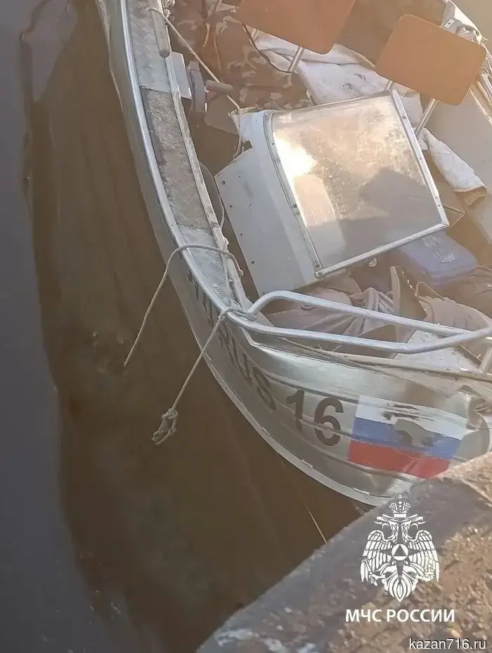 Лодка столкнулась с понтоном на Каме в Республике Татарстан, один мужчина погиб, а другой получил ранения.